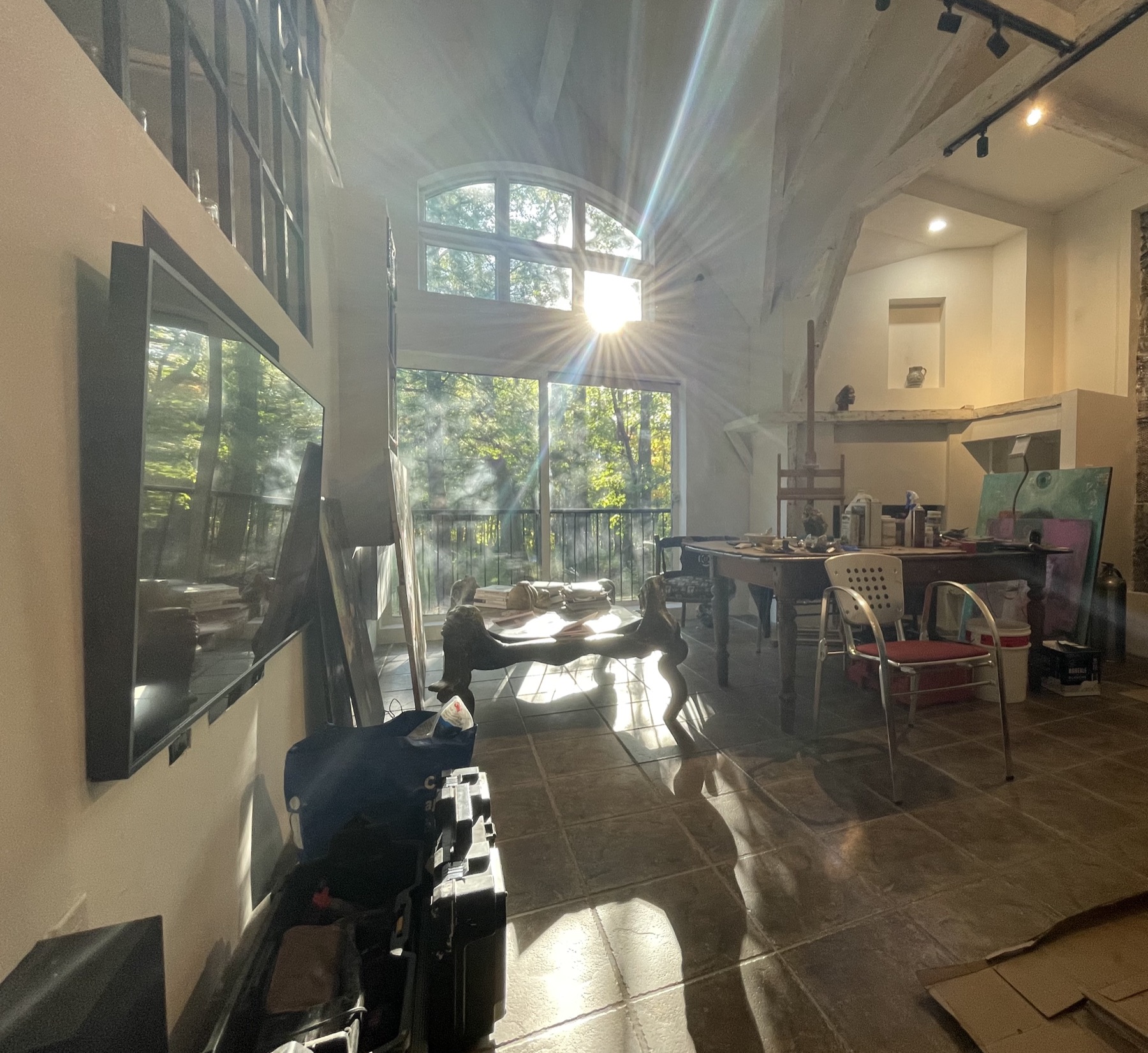 Atelier de Laurent Bonet baigné de lumière