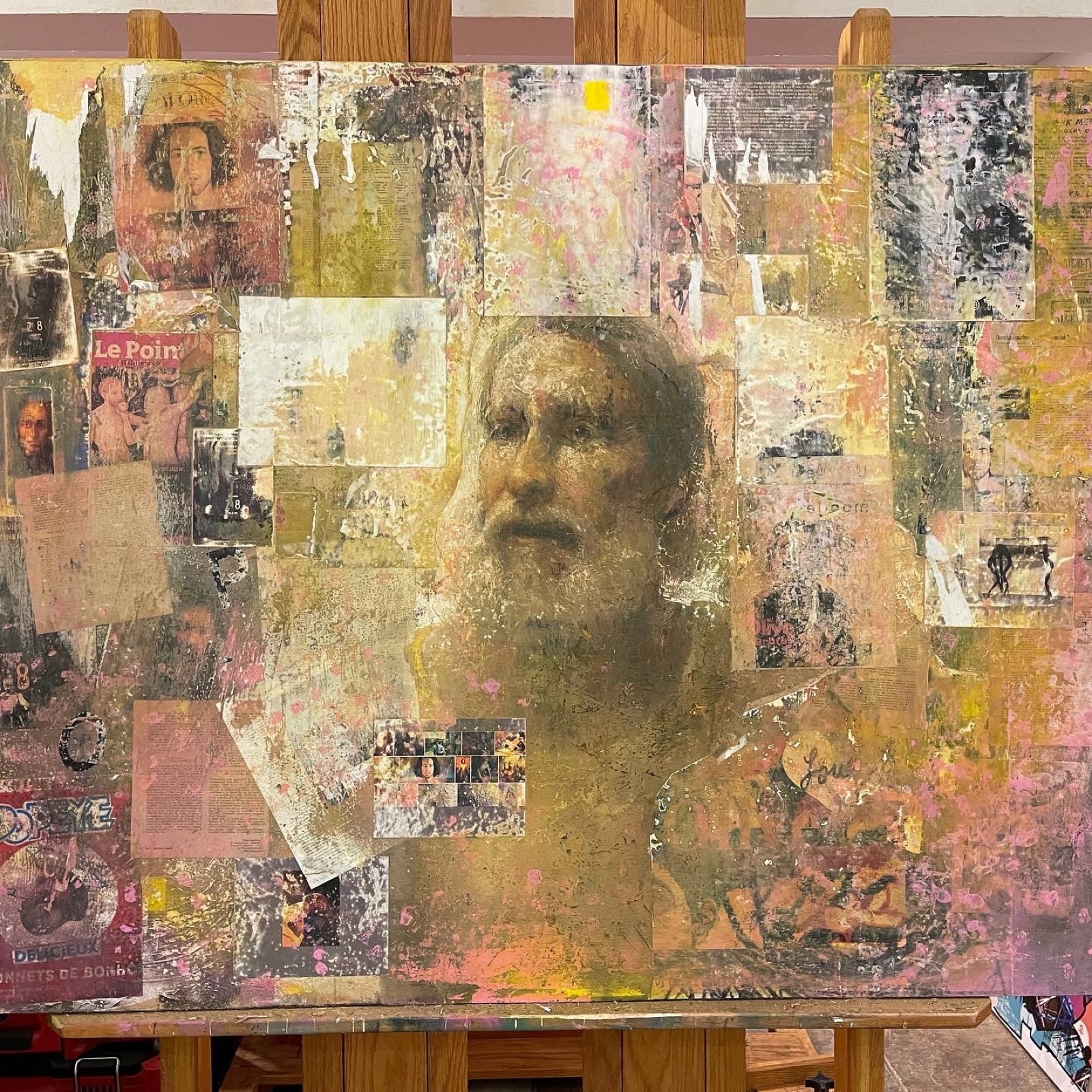 Œuvre de Laurent Bonet, figure émergeant de couches de matière et de collage